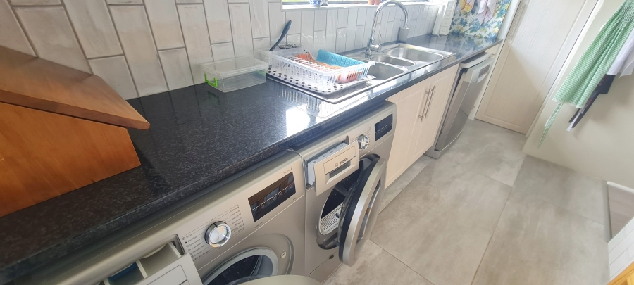 3 Bedroom Property for Sale in Village On Sea Western Cape